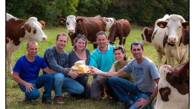 Hautes-Alpes (05), Vallée du Champsaur, Saint-Bonnet-en-Champsaur, Fromagerie du Champsaur, avec le  lait provenant de 4 exploitations laitières du Champsaur, fabrication et vente de fromages au lait cru.  //  Hautes-Alpes (05), Champsaur valley, Hautes-Alpes (05), Champsaur Valley, Saint-Bonnet-en-Champsaur, Fromagerie du Champsaur, Manufacture and sale of raw milk cheeses.