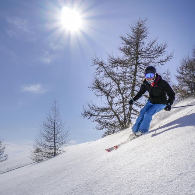 Skieuse sur le domaine de Saint Léger les Mélèzes