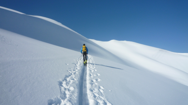 Montée à ski en direction du col de la Coupa