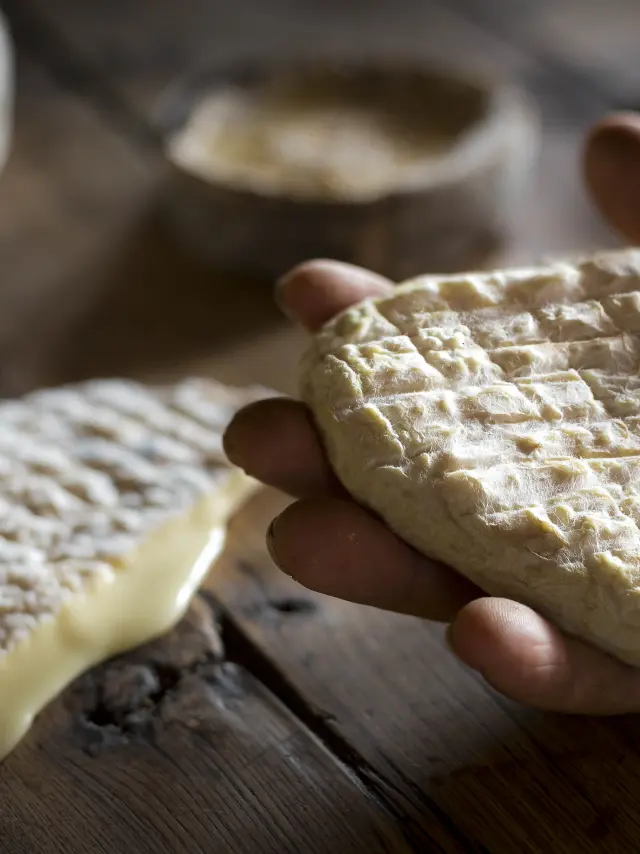 Hautes-Alpes (05), Vallée du Champsaur, Saint-Bonnet-en-Champsaur, L'Aulagnier, Ferme de Coste Joffre, Fromages fermiers au lait cru, vache et chèvre, Marie-Ange Eyraud et Axel Quéméré  // Hautes-Alpes (05), Champsaur valley, Saint-Bonnet-en-Champsaur, The Aulagnier, Farm Coste Joffre, farmhouse cheeses from raw milk, cow and goat, Marie-Ange Eyraud and Axel Quéméré