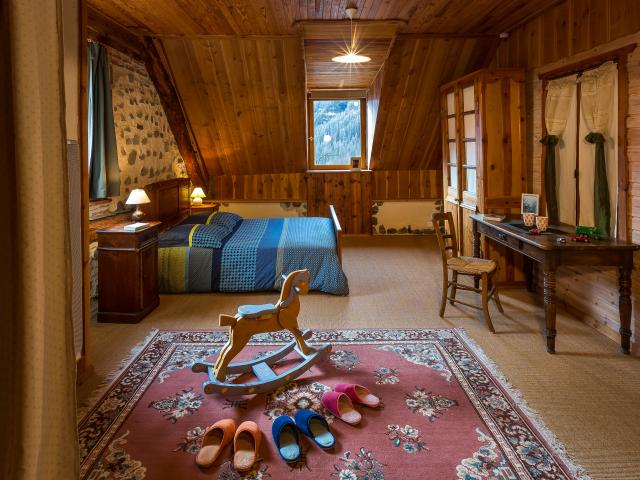 Hautes-Alpes (05), Vallée du Champsaur, Champoléon, Gîte et chambre d'hôtes la Pierre de l'Ours //  Hautes-Alpes (05), Champsaur valley, Champoléon, lodging and guest room Pierre de l'Ours