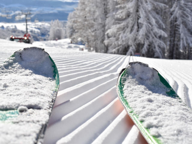 Skis sur les pistes de la station de Chaillol
