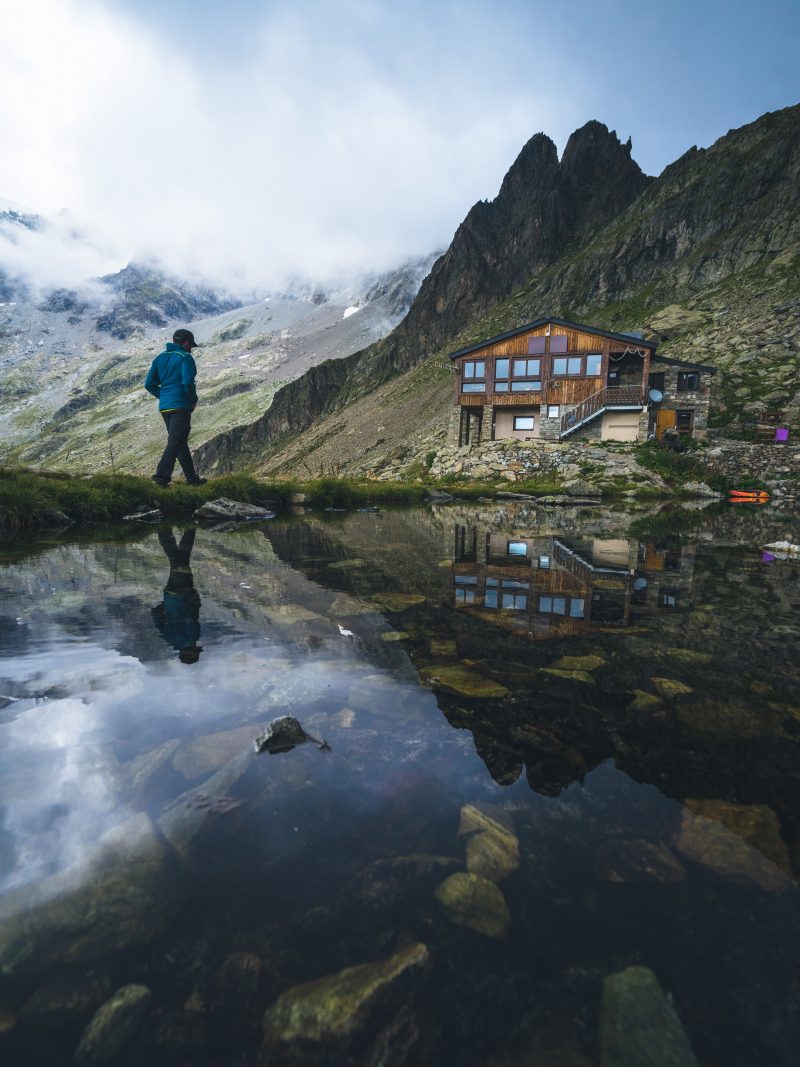 Randonneur au refuge du Pigeonnier