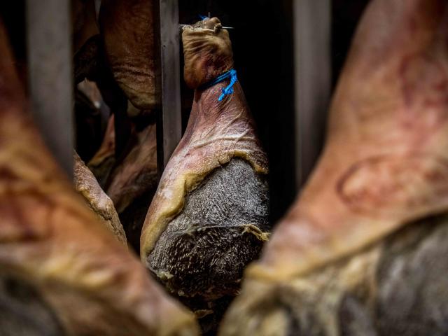 Jambon cru dans le séchoir des salaisons du Champsaur