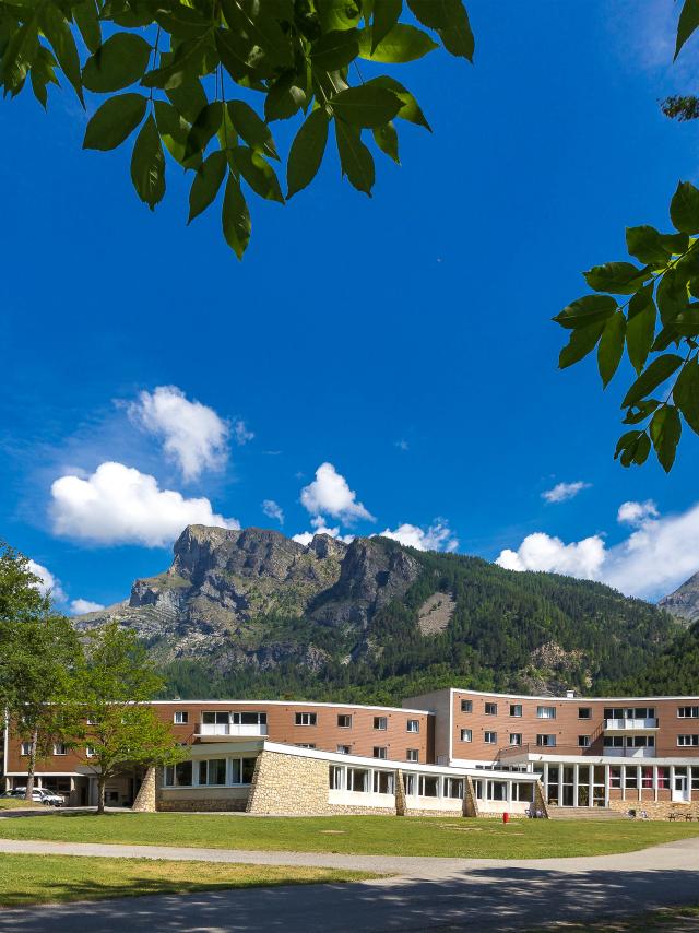 Hautes-Alpes (05), Vallée du Champsaur, Saint-Jean-Saint-Nicolas, Pont du Fossé, Centre de vacances Le Brudou  //  Hautes-Alpes (05), Champsaur valley, Saint-Jean-Saint-Nicolas, Pont du Fossé, Centre de vacances Le Brudou