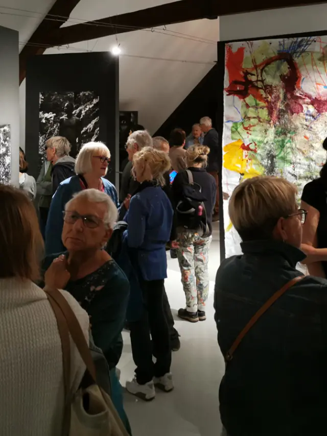 Le Noyer, Hautes-Alpes, 1er juillet 2023 : exposition La forêt jours et nuits de la plasticienne YOMA et du photographe Julien BENARD, fruit de leur résidence d'artiste à al Maison de la Botanique